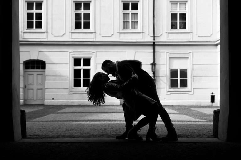 elopement fotograf innsbruck tirol Couple walking through Innsbruck